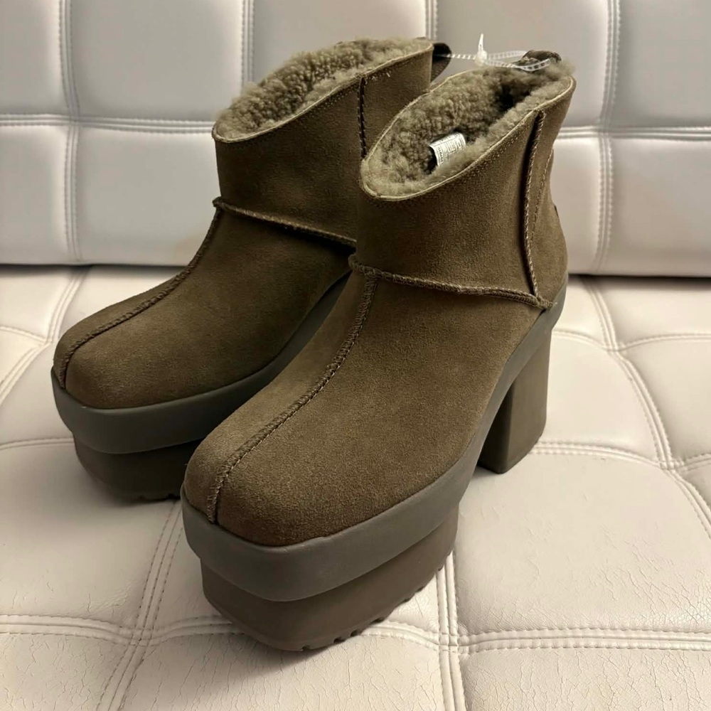 UGG Boots Hickory Classic New Heights Platform Mini Boots Women Size 9.5